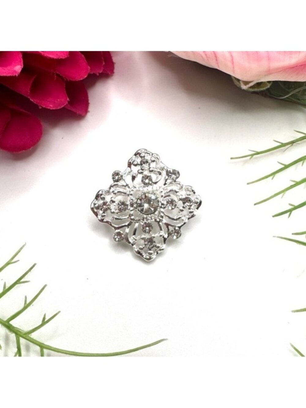 NEW⚜️Classic Crystal Cluster Embellished Brooch